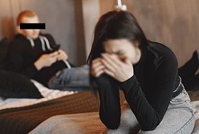 Sochaczew: 38-latek znęcał się nad małoletnią w ich wspólnym mieszkaniu
