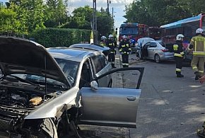 Młynarska: zderzyły się osobówki, oberwał autobus