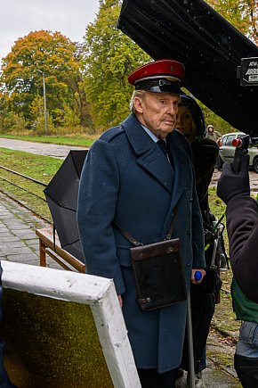 Daniel Olbrychski na planie sochaczewskiej wąskotorówki-16345