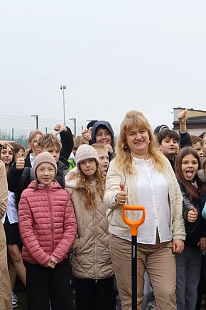 Młodzieszyn: budowę hali czas zacząć, wbito łopaty-16347