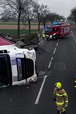 Przewrócona ciężarówka w Chrzczanach-16419