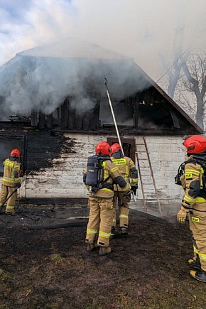Łaziska: drewniany dom spłonął całkowicie, na miejscu aż 8 samochodów straży-16499