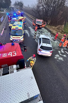 Bus zderzył się z osobówką na DK92 w Lisicach-16511