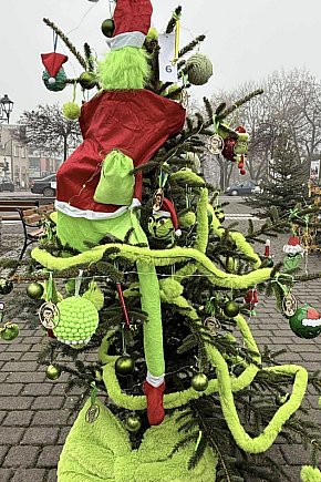 Plac Kościuszki: ktoś ukradł Grincha z choinki uczniów, ręce opadają-16528