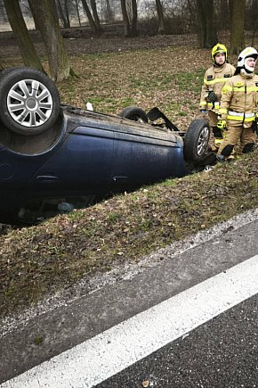 Szklanka na drogach: były zdarzenie, w tym dachowanie-16541