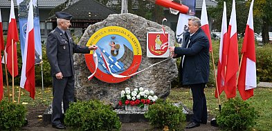 Jeden kamień, dwa herby, symboliczna chwila w gminie Sochaczew-87831