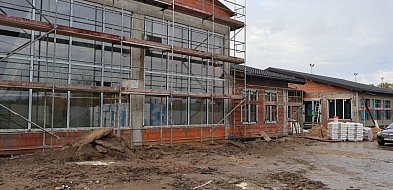 Biblioteka w Teresinie rośnie, w perspektywie kawka pod parasolem-89141