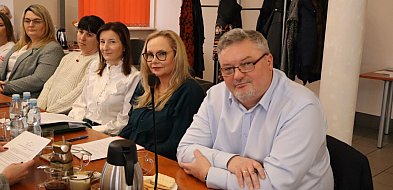 Boisko w Feliksowie nie przy samej szkole, powód perspektywiczny-89526