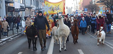 Sochaczewianie radośnie w orszaku za Trzema Królami-90469