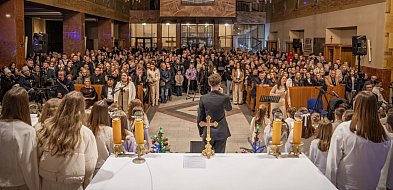 Magia, śpiew i tłum w kościele parafii św. Wawrzyńca-90622