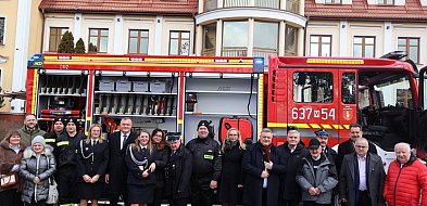 OSP Nowe Mostki na sesji rady gminy, nowy wóz ma coś, czego stary nie miał