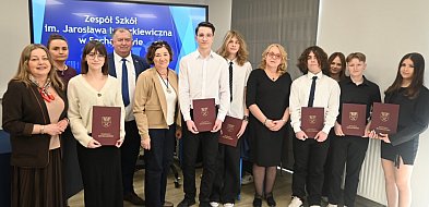 Stypendia starosty rozdane. Najwyższa średnia w powiecie to 5,41