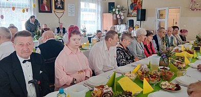 Niektórzy nie mieli tego od lat, stąd białe koszule i specjalne fryzury