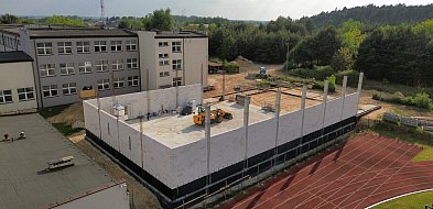 Hala sportowa w Młodzieszynie rośnie w oczach
