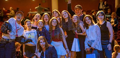 Teatr Maska z koszem festiwalowych nagród, łał