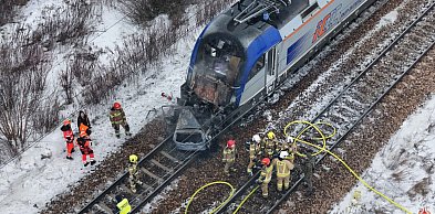 Błonie: zderzenie osobówki z dwoma pociągami, pożar, ewakuacja i utrudnienia