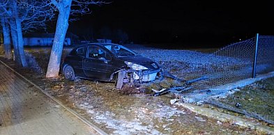 Wypadek w Janowie, samochód uderzył w ogrodzenie