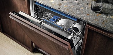 Chcesz szybko i dokładnie umyć naczynia? Zmywarka Electrolux zrobi to w 30 minut —