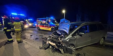 Czołowe zderzenie dwóch samochodów w Paprotni