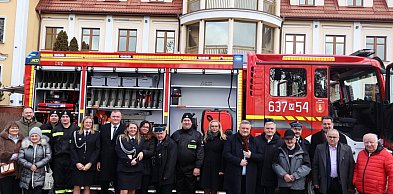 OSP Nowe Mostki na sesji rady gminy, nowy wóz ma coś, czego stary nie miał
