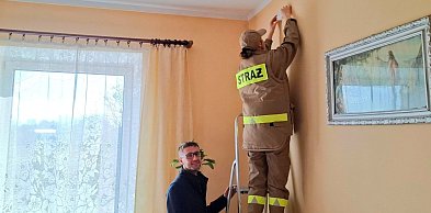 Bezpieczniej w gminie Rybno, trwa montaż czujek