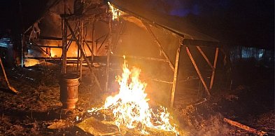 Łuna nad posesją w Kożuszkach Parcel, 14 strażaków w akcji