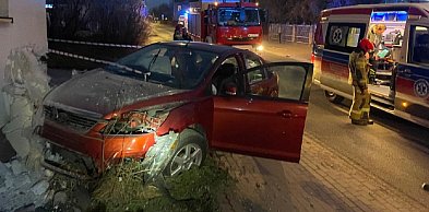 Policja o zderzeniu z kamienicą przy Staszica. Kierowca był pijany