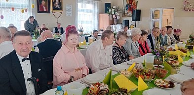 Niektórzy nie mieli tego od lat, stąd białe koszule i specjalne fryzury