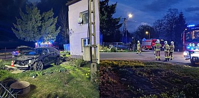 Szymanów: autem w płot, garaż i dom [FOTO]