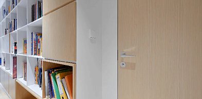 Drzwi ukryte we wnętrzu – jak uzyskać efekt niewidocznych przejść