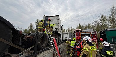 Czyste: mężczyzna przygnieciony przez ciągnik siodłowy