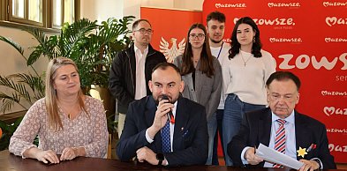 Jest kasa dla naszych samorządów, burmistrz Janiak: pióro nie schnie