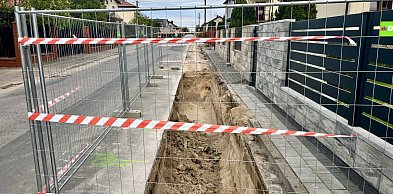 Układają rurociągi w ul. Kraszewskiego, budowa zakładu geotermalnego trwa