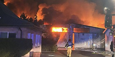 Wielki pożar zakładu w Bramkach, na miejscu także strażacy z Sochaczewa