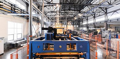 Czym różnią się bariery elastyczne od tradycyjnych odbojnic? Przewodnik