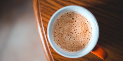 Mielenie, ciśnienie, temperatura – jak technologia wpływa na smak porannej kawy?
