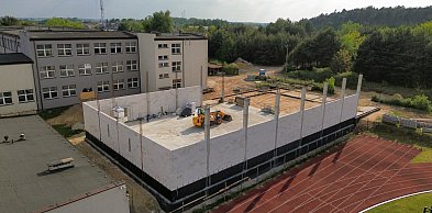 Hala sportowa w Młodzieszynie rośnie w oczach