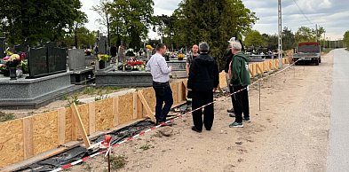 Trwają prace przy ogrodzeniu cmentarza w Juliopolu