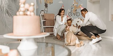 Smash cake, balony, sesja – skąd się wzięła moda na wystawne roczki?