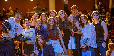 Teatr Maska z koszem festiwalowych nagród, łał