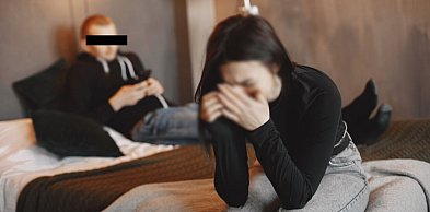 Sochaczew: 38-latek znęcał się nad małoletnią w ich wspólnym mieszkaniu