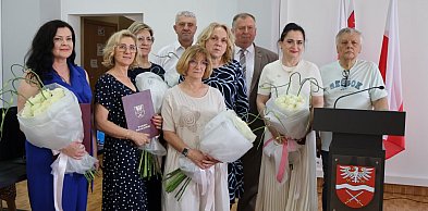 Pielęgniarki na sesji rady powiatu: były kwiaty i gratulacje