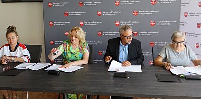 Parking z miejscem ukrycia przy starostwie: umowa na projekt podpisana