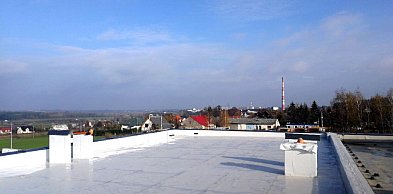 Długoterminowe korzyści z renowacji dachu przemysłowego