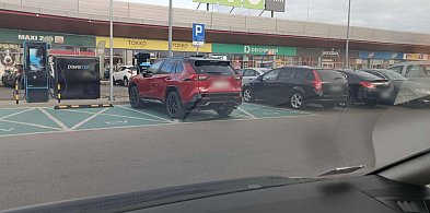Myślał, że ma elektryka. Mistrz parkowania przy sochaczewskim centrum-86930