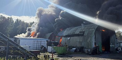 Płonie hala w Bramkach pod Błoniem, jedna osoba poszkodowana [AKTUALIZACJA]-87625