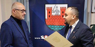 Radosław Jarosiński z aktem powołania na stanowisko dyrektora muzeum-87747