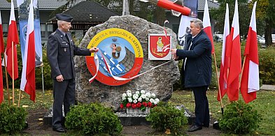 Jeden kamień, dwa herby, symboliczna chwila w gminie Sochaczew-87831