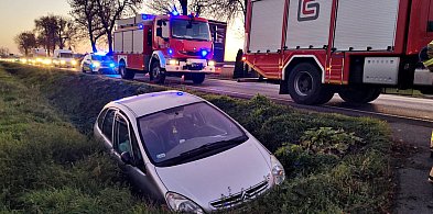Samochód w rowie na DK 50, kierowca trafił do szpitala-88679