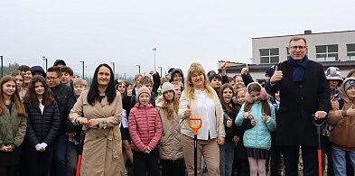 Młodzieszyn: budowę hali za 12 milionów czas zacząć, wbito łopaty-88814